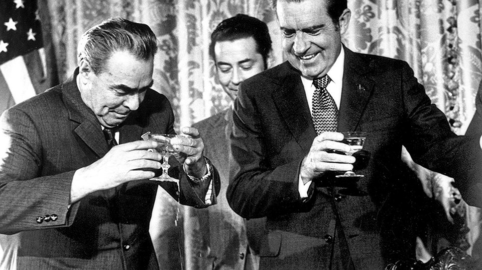 На XXIV съезде КПСС в 1971 году Леонид Брежнев сообщил, что некоторые товарищи в политбюро предлагали ему в последний момент отменить визит Ричарда Никсона, поскольку США активизировали бомбардировки Северного Вьетнама, но он настоял на своем