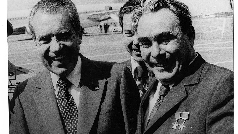 Президент США Ричард Никсон (слева) и генеральный секретарь ЦК КПСС Леонид Брежнев во время встречи в аэропорту