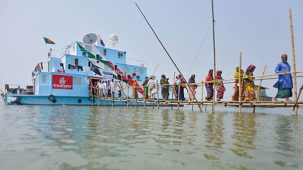 Плавучий госпиталь проекта Satmed в Бангладеш помогает систематически вести пациентов, разбросанных на 400 островах участка реки протяженностью в 250 км. На каждом из островов живет до 10 тыс. человек