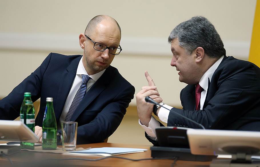 Немецкие СМИ: Арсений Яценюк и Пётр Порошенко продавали места в Верховной раде за миллионы долларов

