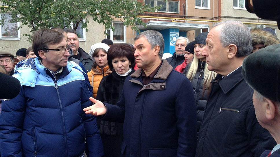 Вячеслав Володин (в центре) положительно оценивает работу губернатора Валерия Радаева (справа)