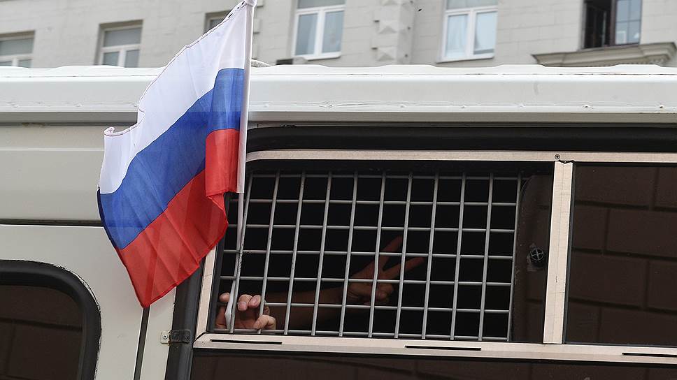 Почему явное неуважение к представителям власти предлагают карать арестом