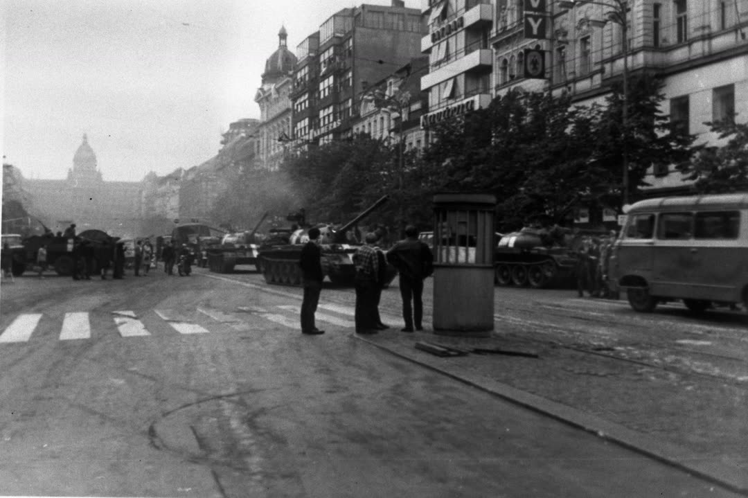 Военная техника на улицах Праги