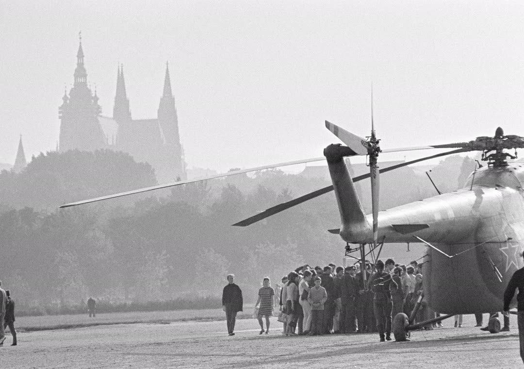 Люди на площади возле вертолета