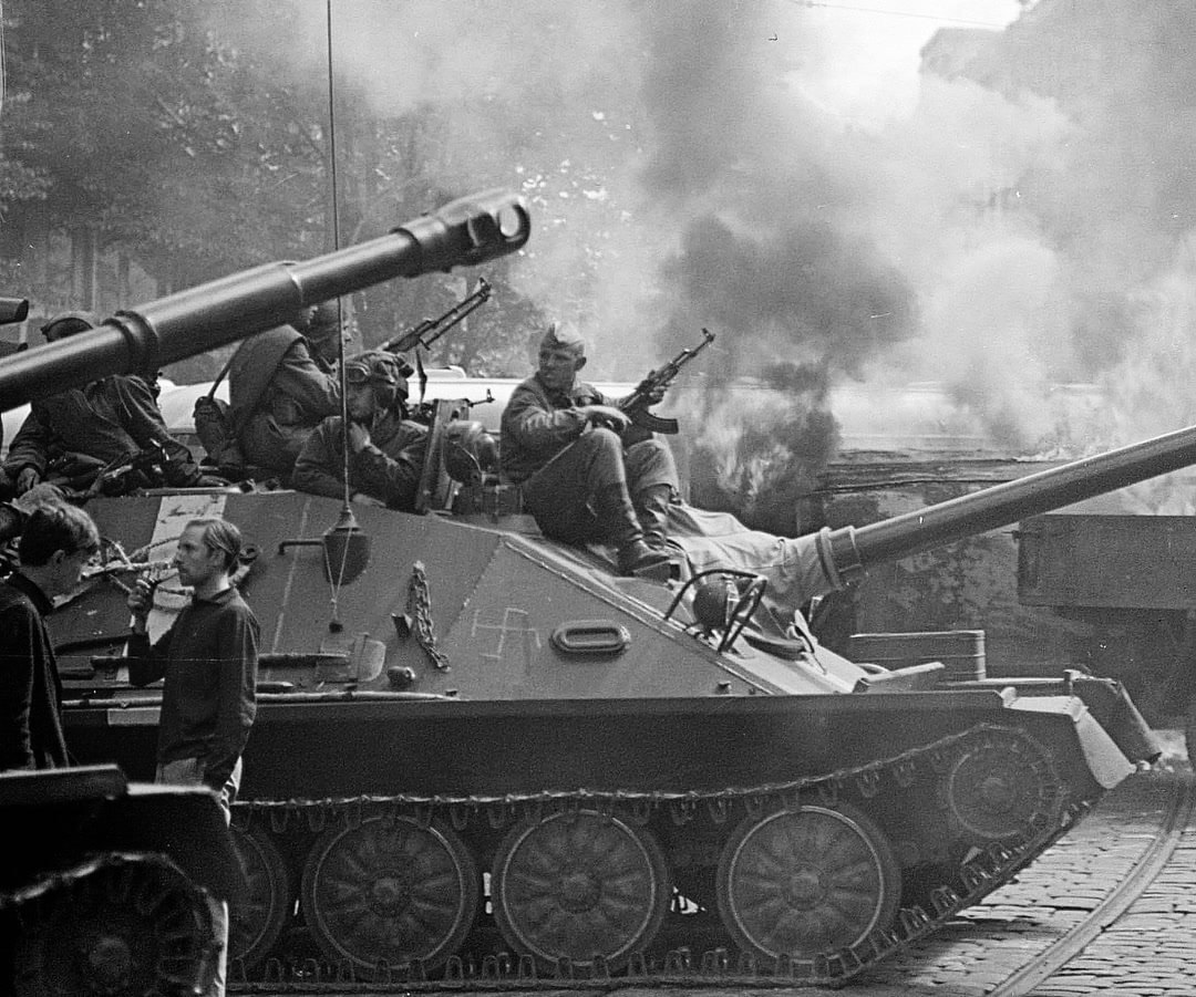 Люди на площади сжигают газеты