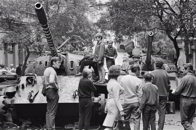 Дети играют на сгоревшем советском танке