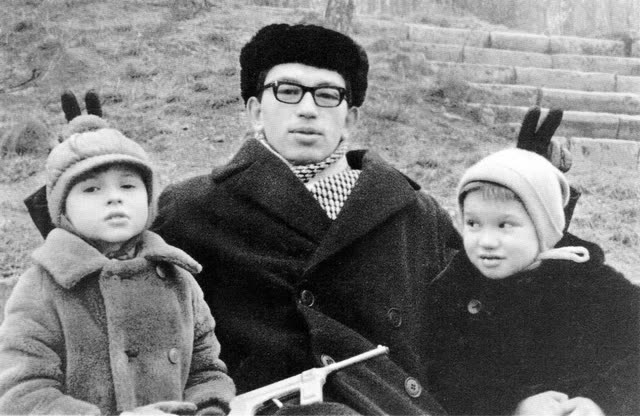 Владимир Лукин с сыном Александром (слева) и его другом