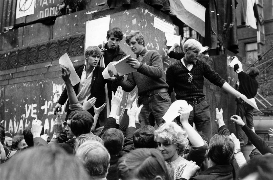 Чешские студенты распространяют оппозиционные листовки на Вацлавской площади в Праге в знак протеста против советской оккупации