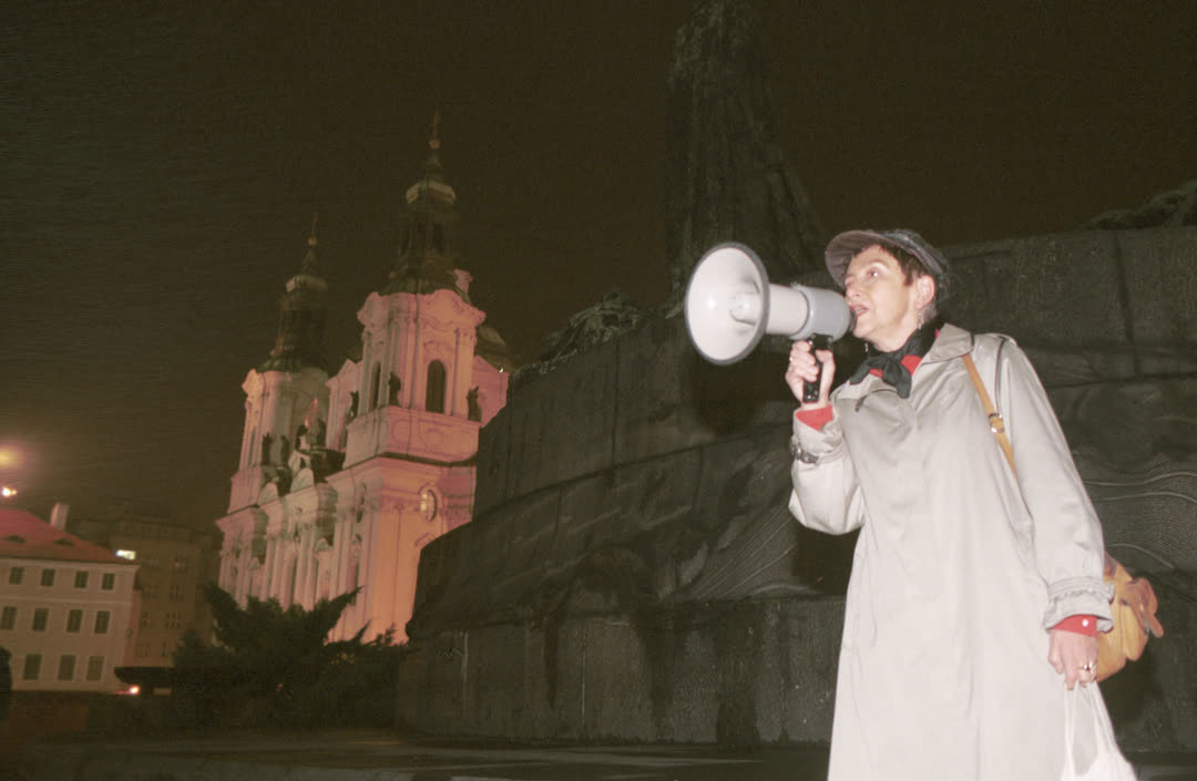 Йиржина Шиклова во время выступления на Староместской площади в Праге