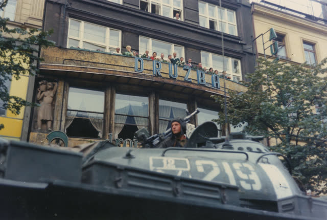 Основная часть войск была выведена из Чехословакии в ноябре, но по договору об условиях пребывания советское командование получало право постоянного размещения в ЧССР