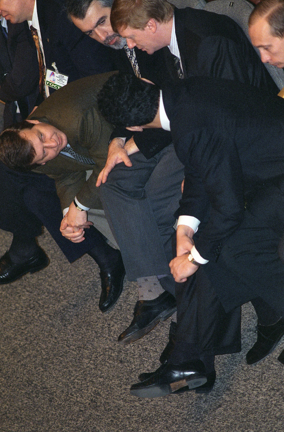 Альфред Кох, Евгений Савостьянов, Анатолий Чубайс и Борис Немцов обсуждают перспективы НДР, а скромный начальник Главного контрольного управления президента Владимир Путин делает выводы, какой не должна быть кремлевская партия.