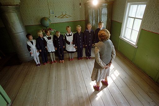 Игорь Зотин, 1990 год. Урок — дискредитация политики партии в области села. Одетых для съемки в парадную форму детей в классе сельской школы слишком мало, что наводит на мысль о вымирании деревни. Да и общий вид класса создает впечатление, что среднее образование в СССР получают в трудных условиях.