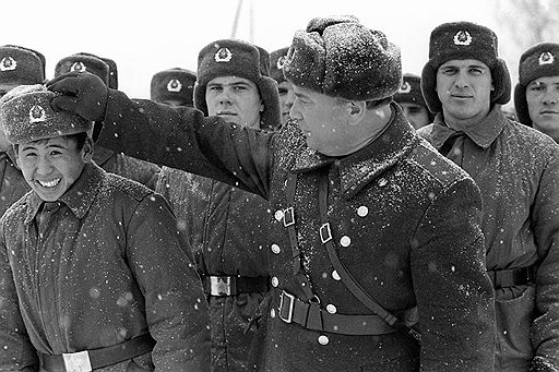Игорь Зотин, 1988 год. Отеческий жест — недопустимая вольность. Главное политическое управление Советской армии и Военно-морского флота (ГлавПУР) было более жестким цензурным органом, чем собственно цензура. Например, оно требовало, чтобы в фильмах о войне солдатские гимнастерки были застегнуты на все пуговицы. А на этой фотографии с десяток нарушений устава. У офицера наушники шапки подняты, у солдат полуопущены, вместо того чтобы подвергнуть солдата взысканию за криво надетую ушанку, командир сам ее поправляет… Так недалеко и до развала армии.