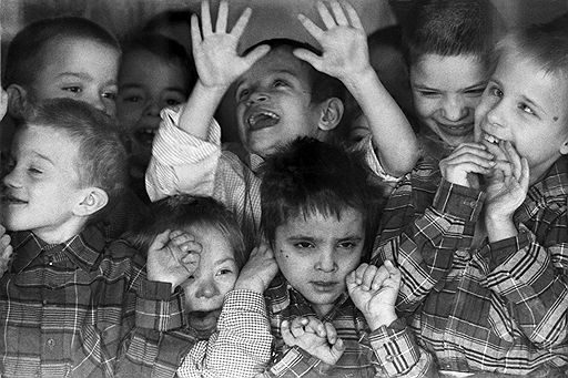 Валерий Христофоров, 1987 год. Специнтернат — очернение социалистической действительности. Вид воспитанников интерната мог бы свидетельствовать о том, что в Советской стране счастливое детство гарантировано каждому — они веселы, очевидно сыты, чисто одеты и ухоженны. Но само существование специнтернатов и их воспитанников было недопустимо. Инвалидов, неизлечимо и непоправимо больных в СССР не было. Так что улыбки детей не спасают фотографию.
