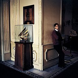 Из серии «Past Perfect», 2007—20010 годы. Дворец Абдин. Музей бывшего королевского дворца Абдин, значительную часть его экспозиции составляют подарки, преподнесенные Хосни Мубараку.