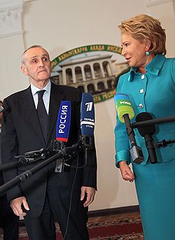 Президент Республики Абхазия Александр Анкваб (слева) и председатель Совета Федерации России Валентина Матвиенко (справа)