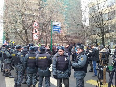 У здания Замоскворецкого суда усилены меры безопасности Фото: @whoseareyou/Twitter  