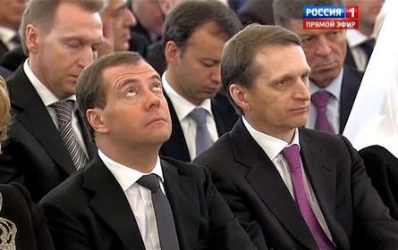 Премьер-министр Дмитрий Медведев слушает послание Владимира Путина  Фото: скриншот канала "Россия 1" 