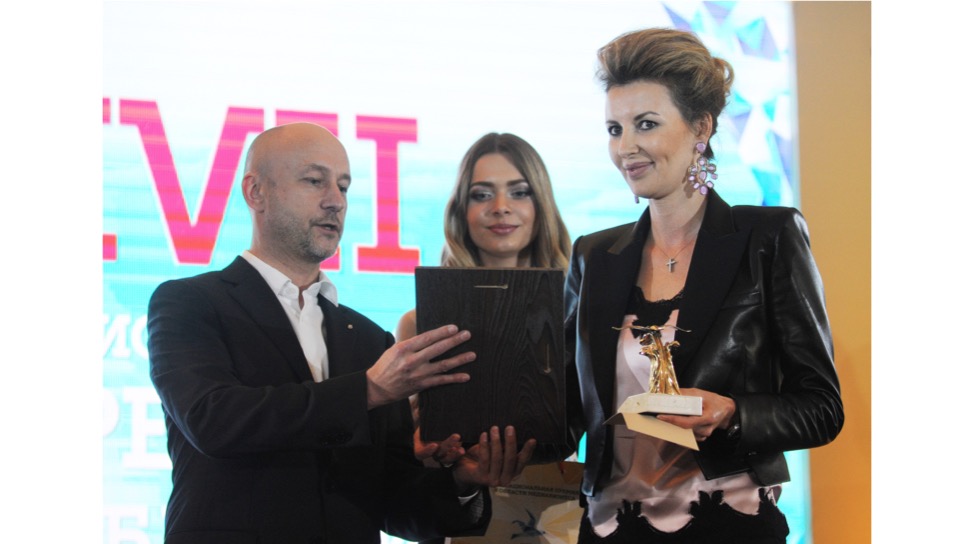 Владимир Желонкин вручает гран-при Ольге Паскиной