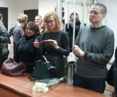 Адвокаты Дареджан Квеидзе (слева), Виктория Бурковская и подсудимый Алексей Улюкаев