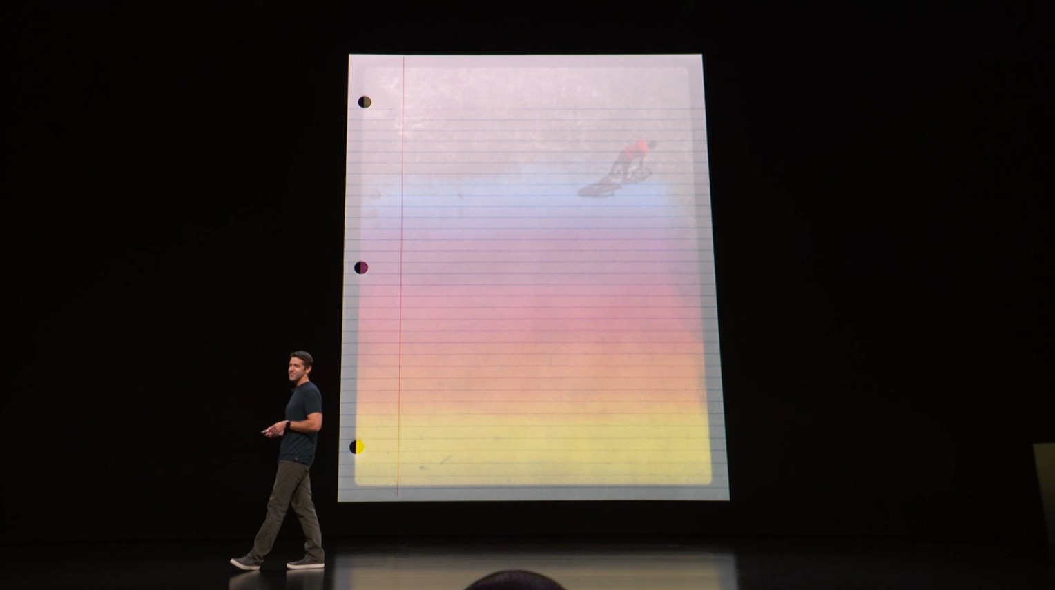 Новый iPad сравнивается с листом бумаги