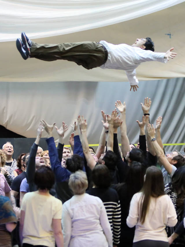 Репетиции четвертой картины («Торжище»). В воздухе — Садко (Нажмиддин Мавлянов)