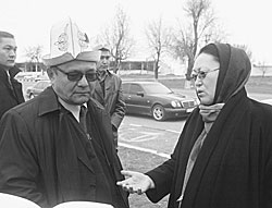 В ходе переговоров, прошедших прямо на шоссе, ведущем из Кемина в Бишкек, глава конституционного суда Киргизии Чолпон Баекова (справа) убедила экс-главу МВД Кенешбека Душебаева, что его землякам не стоит идти в столицу 