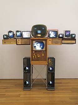 Нам Джун Пайк. «Большие плечи»,  1998 год. Эстимейт $ 450–580 тыс. 