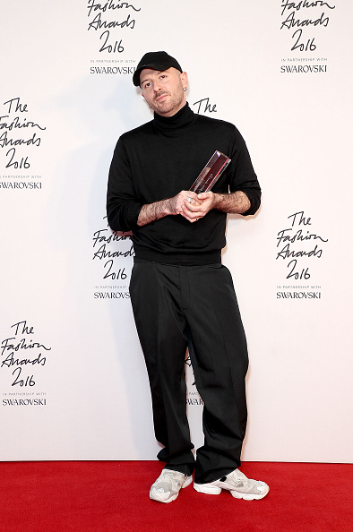 [   "\u041D\u0430\u0433\u0440\u0430\u0436\u0434\u0435\u043D\u0438\u0435 The Fashion Awards 2016. \u0414\u0435\u043A\u0430\u0431\u0440\u044C 2016 \u0433\u043E\u0434\u0430. \u041B\u043E\u043D\u0434\u043E\u043D" ]