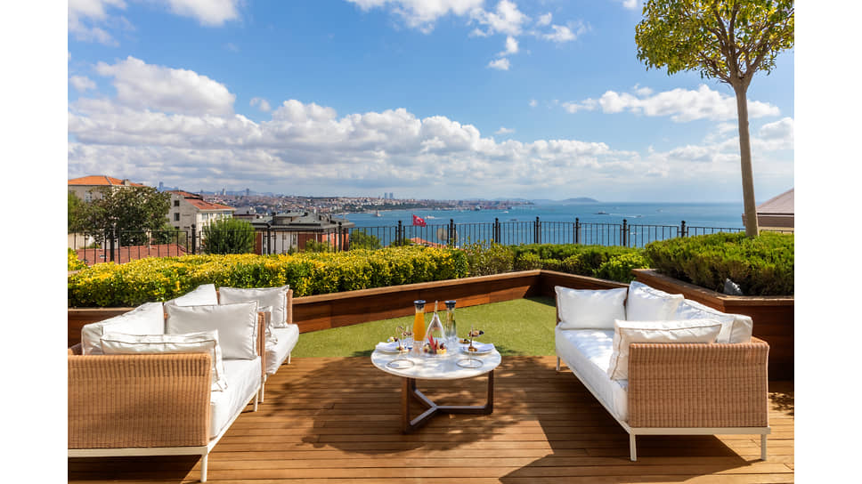 На территории отеля CVK Park Bosphorus 