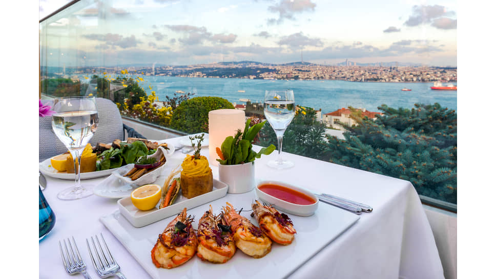 Один из ресторанов отеля CVK Park Bosphorus 