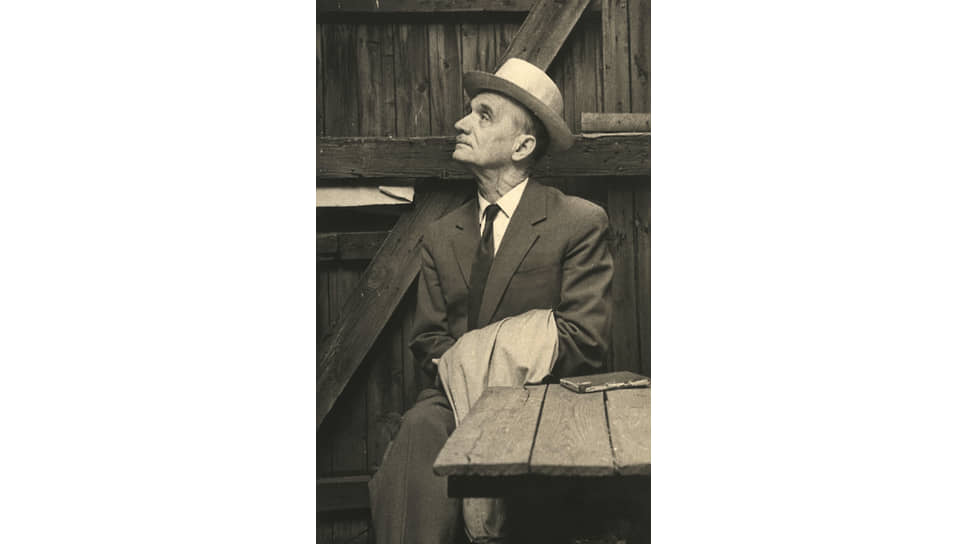 Архитектор Константин Мельников в саду у своего дома, 1960-е годы 