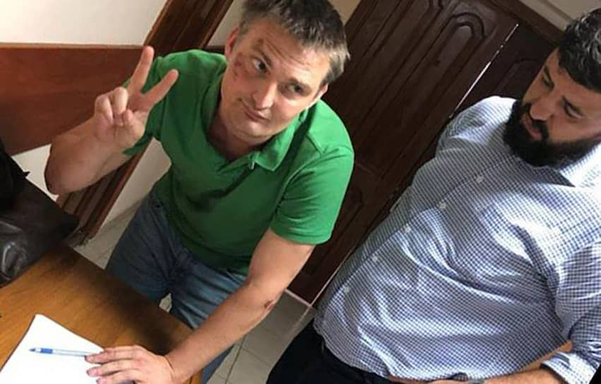 Адвокат Михаил Беньяш (слева)