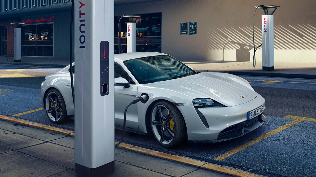 Электромобиль Porsche Taycan