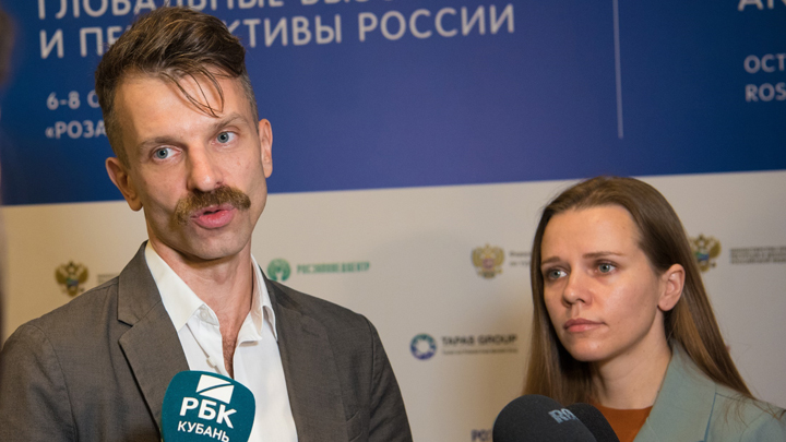 Директор АНО «НИИ устойчивого развития в строительстве» Вера Бурцева и директор по охране окружающей среды и устойчивому развитию курорта «Роза Хутор» Дмитрий Колосов 