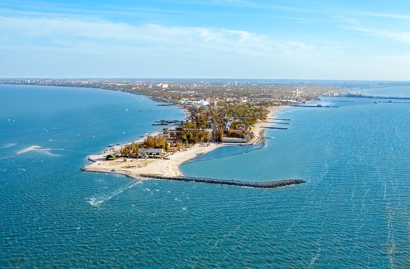 Роза ветров, характерная для Ейской косы, делает этот район одним из самых популярных у любителей серфинга и парусного спорта