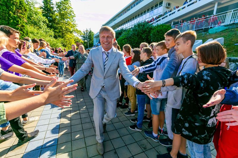 Директор ВДЦ «Орлёнок» Александр Джеус на торжественной линейке, посвящённой дню рождения Центра