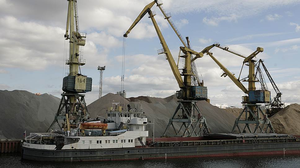 Последние годы были непростыми для новосибирского речпорта: из-за маловодности Оби резко упали объемы перевозок грузов и, как следствие, появились убытки 