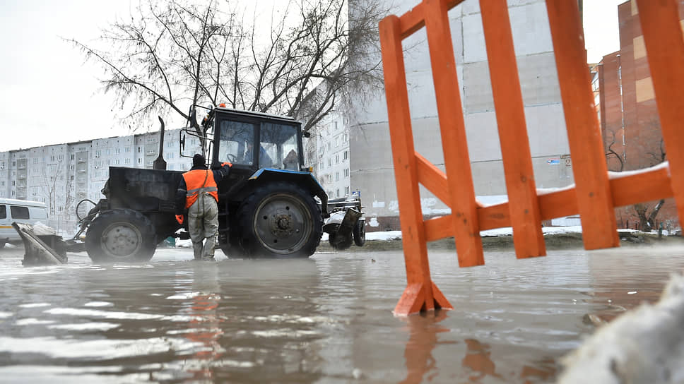 В городе прорвало трубу магистральной теплосети диаметром 700 мм, уложенную еще в 1974 году 