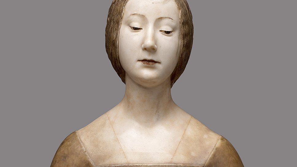 Франческо Лаурана. «Бюст женщины». Мрамор, воск, полихромия. Милан (?), около 1490 года. В своих портретных бюстах итальянские скульпторы XV века иногда достигали почти пугающего живоподобия. Но это, по-видимому, совсем другой случай — скульптор старался создать идеализированный портрет Лауры, возлюбленной поэта Петрарки, умершей за многие десятилетия до создания скульптуры