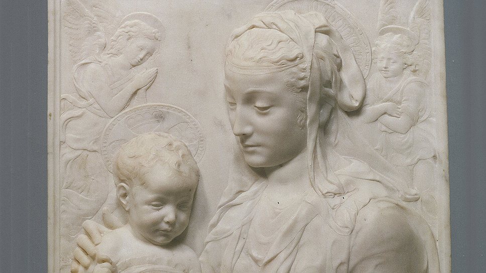 Антонио Росселино. «Мадонна с Младенцем». Мрамор. Флоренция, 1465–1470 годы. Рельеф, отмеченный изумительной моделировкой лиц, предвосхищает дальнейшие достижения итальянской ренессансной скульптуры. Это самое эффектное среди представленных в кунсткамере произведений итальянского Кватроченто, где есть также работы Андреа Мантеньи и мастеров из семьи делла Робиа