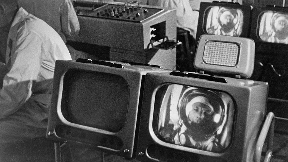 Ученые следят за состоянием Гагарина в космосе, 12 апреля 1961 года  