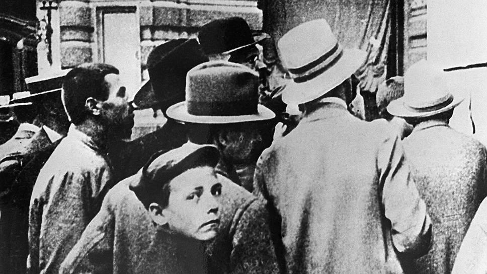 Москвичи читают приказ о мобилизации, 19 июля 1914 года  