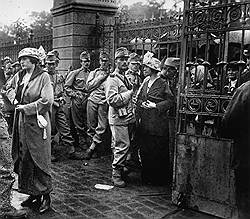 Мобилизованные австрийские офицеры прощаются с женами и подругами, 1914 год   