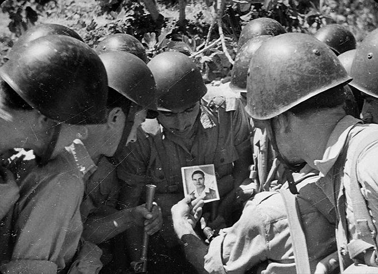 Итальянские карабинеры с фотографией сицилийского сепаратиста Сальваторе Джулиано 