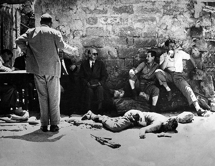 Полицейские и свидетели у тела Сальваторе Джулиано, убитого 5 июля 1950 года в сицилийской коммуне Кастельветрано 