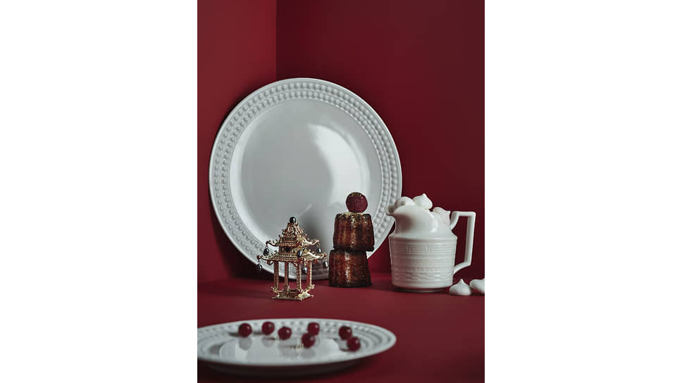 Тарелки «Жемчуг», L’Objet; молочник «Инталия», Wedgwood, «Дом Фарфора»; кольцо для салфетки «Пагода», L’Objet