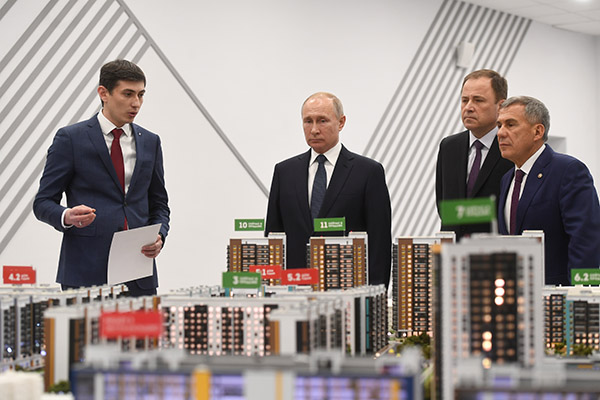 Радик Салимгараев, генеральный директор компании «Унистрой» (слева), Владимир Путин, президент Российской Федерации, Рустам Минниханов, президент Республики Татарстан (справа) 