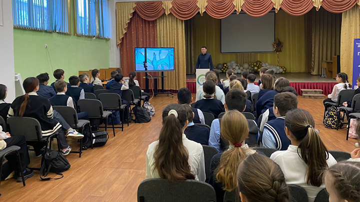 главный инженер Сибайского городского РЭС ПО «СЭС» ООО «Башкирэнерго» Марсель Кутлугильдин проводит занятие по электробезопасности в гимназии №2 Сибая