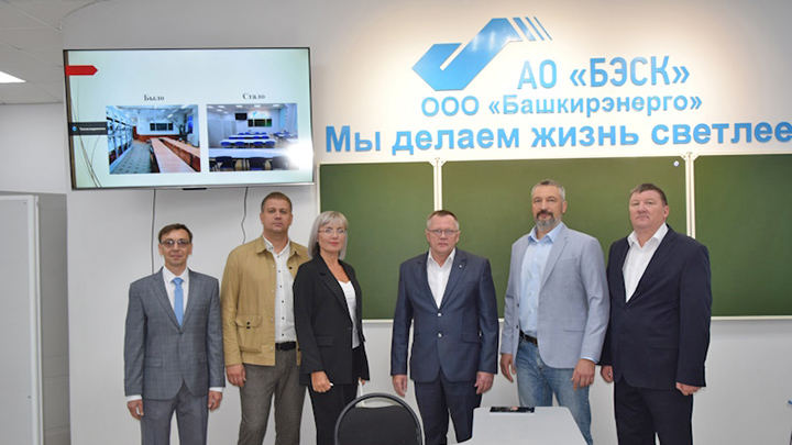 На снимке (газета «Путь Октября»): представители ПО «КЭС» ООО «Башкирэнерго» с руководством и гостями колледжа в новой мастерской 